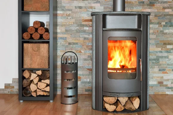 Ein Kaminofen mit brennendem Feuer